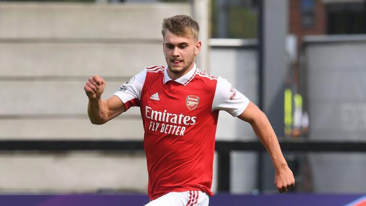 مرگ بیلی ویگار و ضرورت توجه به ایمنی ورزشگاه‌های فوتبال